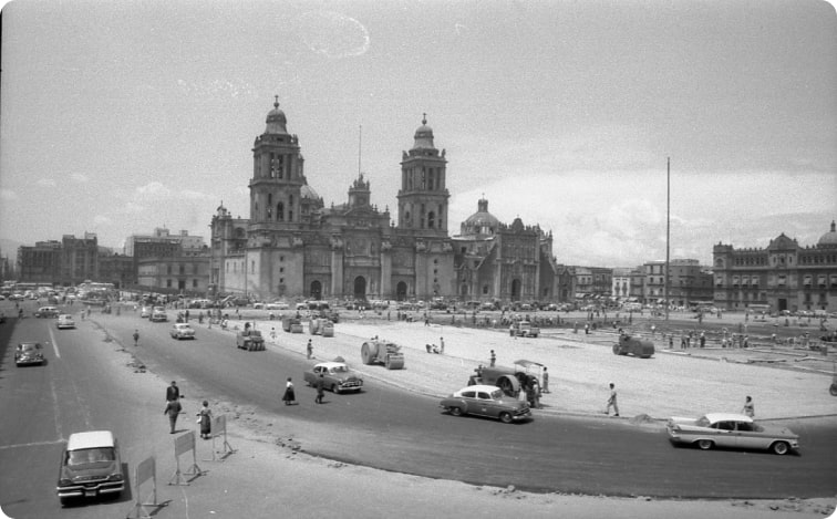 Imagen
                        histórica en blanco y negro del Zócalo de Ciudad de
                        México, con la Catedral Metropolitana al fondo.